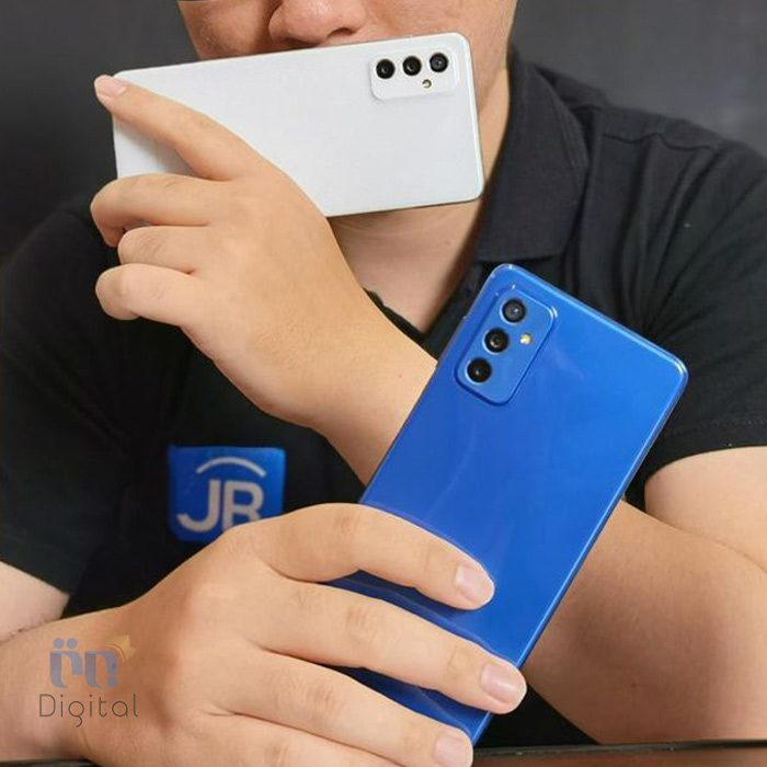 سامسونگ Galaxy M52 5G آبی و سفید در دست