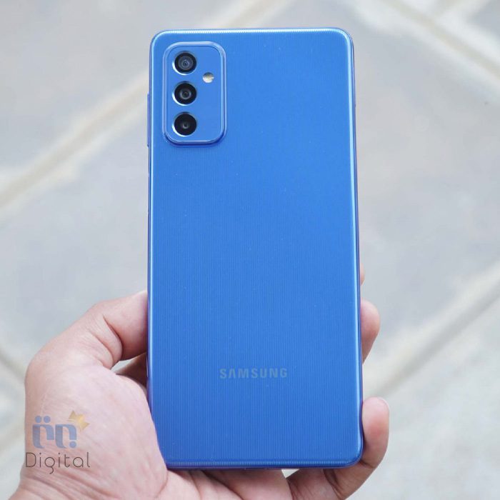 سامسونگ Galaxy M52 5G آبی در دست