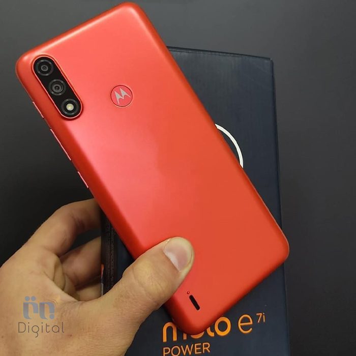 موتورولا Moto E7i Power قرمز در دست
