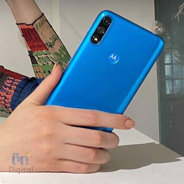 موتورولا Moto E7i Power آبی در دست