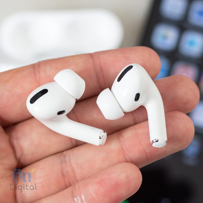 گوشیهای اپل AirPods Pro 2021 در دست