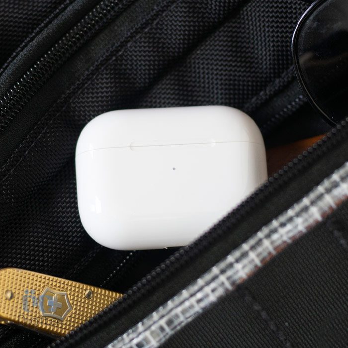 اپل AirPods Pro 2021 در جیب کیف