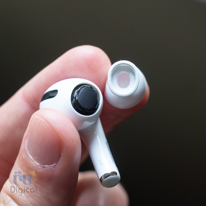 یک گوشی اپل AirPods Pro 2021 در دست