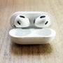اپل AirPods 3 با درب باز قاب شارژر