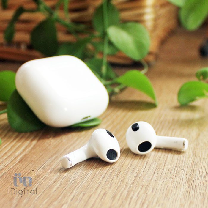 هندزفری‌های اپل AirPods 3 با قاب شارژر در کنار گیاه