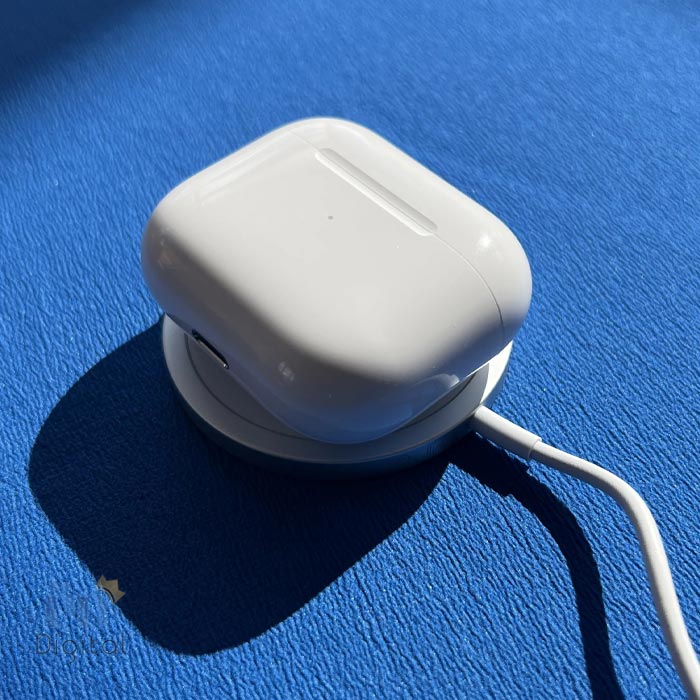 اپل AirPods 3 در حال شارژ شدن با MagSafe