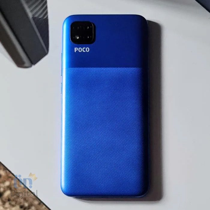 شیائومی Poco C3 آبی روی میز