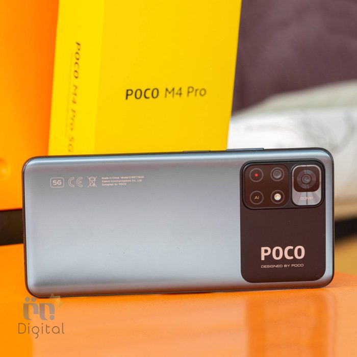 پوکو M4 پرو 5G مشکی در کنار جعبه