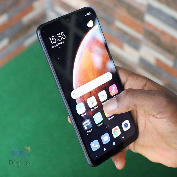 شیائومی Redmi 9 Activ با صفحه نمایش روشن در دست