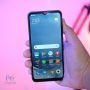 شیائومی Redmi 9i Sport با صفحه نمایش روشن در دست
