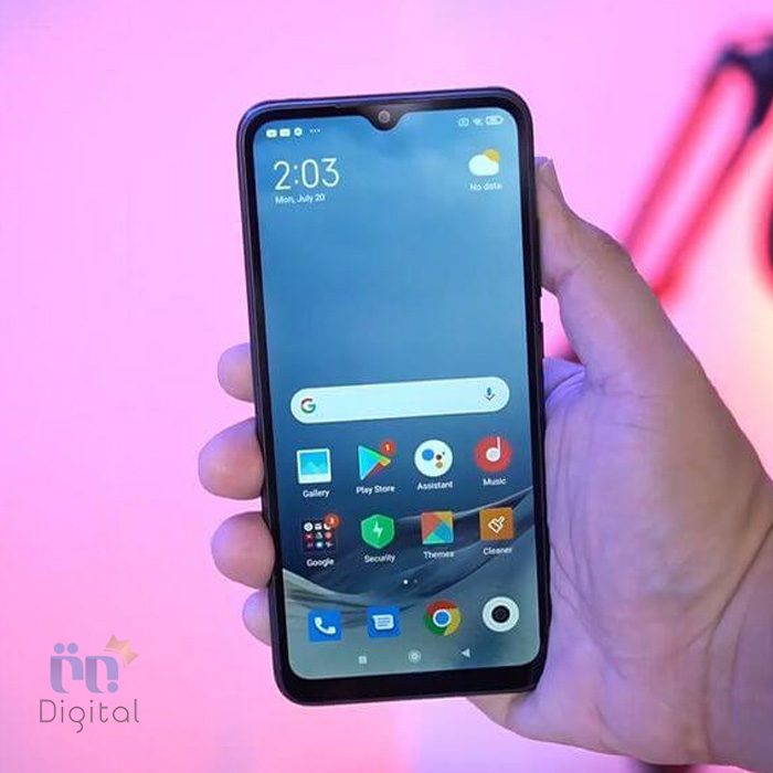 شیائومی Redmi 9i Sport با صفحه نمایش روشن در دست