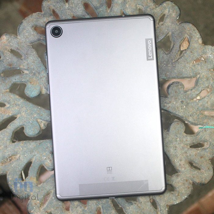 لنوو تب M8 HD روی میز