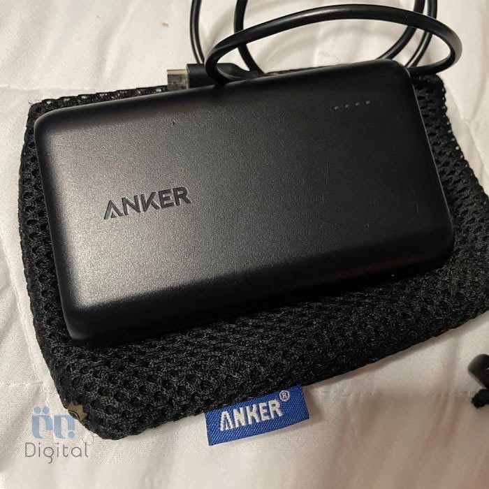 انکر PowerCore Speed 10000 روی کیف