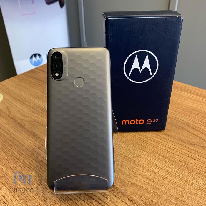 گوشی Moto E20 و جعبه آن