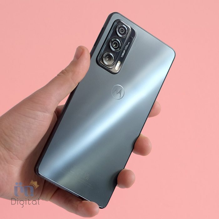 Motorola Edge 20 in Hand