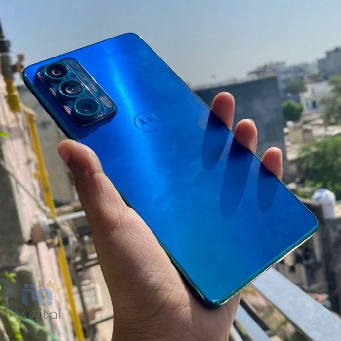 Motorola Edge 20 in Hand
