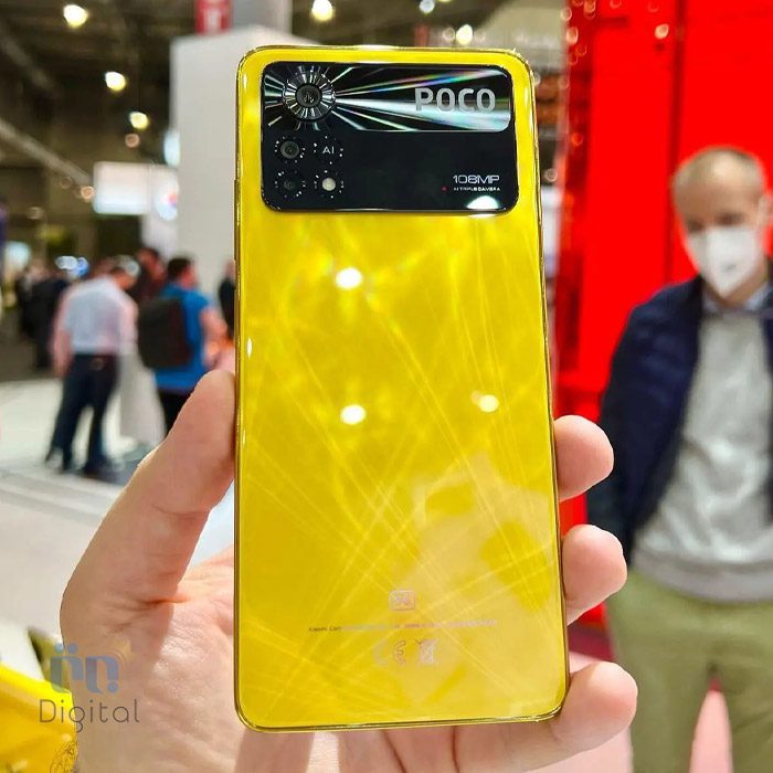 گوشی پوکو x4 pro زرد در دست
