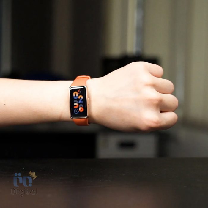 huawei band6 نارنجی در دست