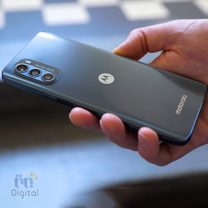 Moto G52 in hands