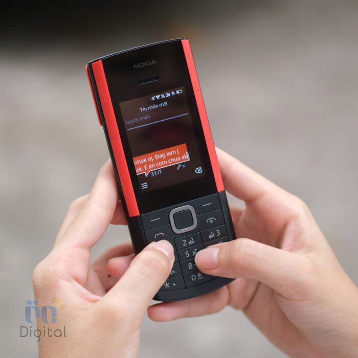 Nokia-5710-XpressAudio in hands