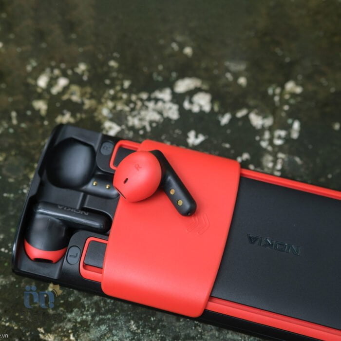 ایربادزهای قرار گرفته در قاب پشتی nokia 5710