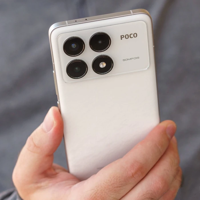 پوکو F6 Pro در دست