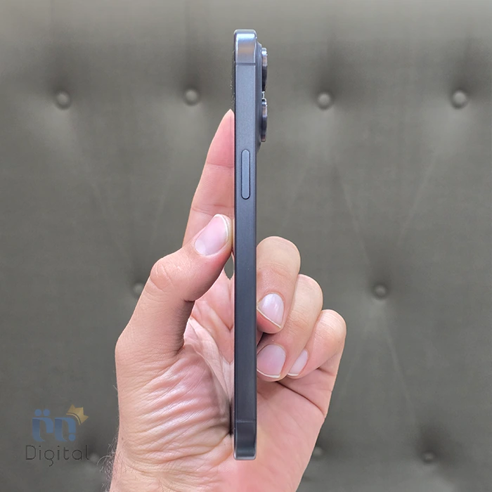 گوشی موبایل اپل مدل iPhone 15 pro max دو سیم کارت حافظه 256 گیگابایت – کارکرده | نمای لبه راست
