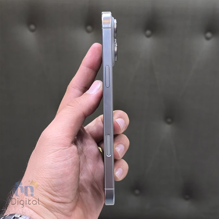 نمای راست گوشی موبایل اپل مدل iPhone 16 Pro Max دو سیم