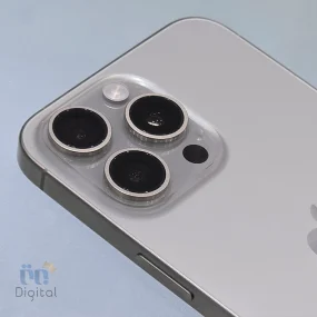 گوشی موبایل اپل مدل iPhone 15 Pro Max ZAA دو سیم کارت حافظه ۲۵۶ گیگابایت – در حد نو | نمای پشت و دوربین