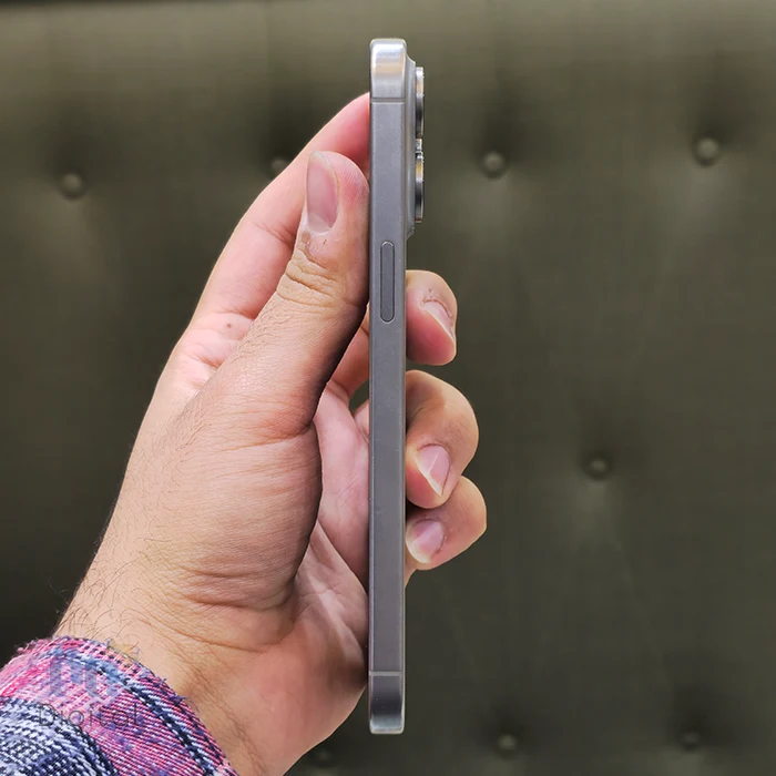 گوشی موبایل اپل مدل iPhone 15 Pro Max ZAA دو سیم کارت حافظه ۲۵۶ گیگابایت – در حد نو | نمای راست
