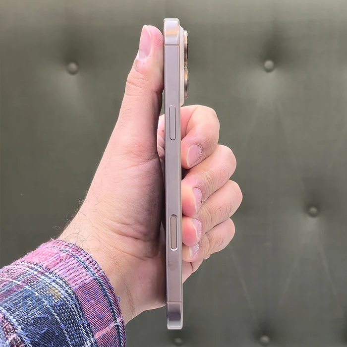 گوشی موبایل اپل مدل iPhone 16 Pro Max ZDA تک سیم کارت حافظه ۲۵۶ گیگابایت – در حد نو |‌نمای راست