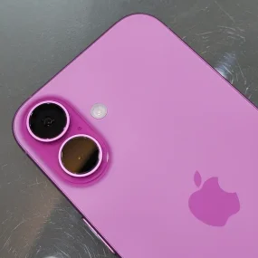 گوشی موبایل اپل مدل iPhone 16 CHA دو سیم کارت حافظه ۱۲۸ گیگابایت – در حد نو | نمای پشت و دوربین