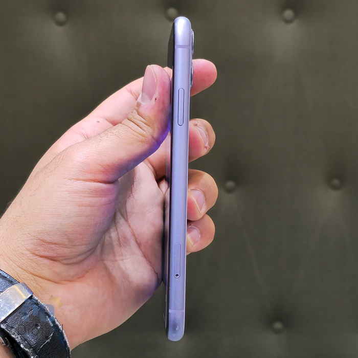 گوشی موبایل اپل مدل iPhone 11 CHA دو سیم کارت حافظه ۱۲۸ گیگابایت – کارکرده | نمای راست