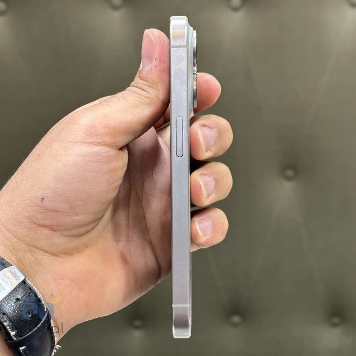 گوشی موبایل اپل مدل iPhone 15 Pro AAA تک سیم کارت حافظه ۲۵۶ گیگابایت – در حد نو |‌ نمای راست