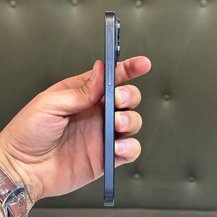 گوشی موبایل اپل مدل iPhone 15 Pro Max ZAA دو سیم کارت حافظه ۲۵۶ گیگابایت – کارکرده | نمای راست