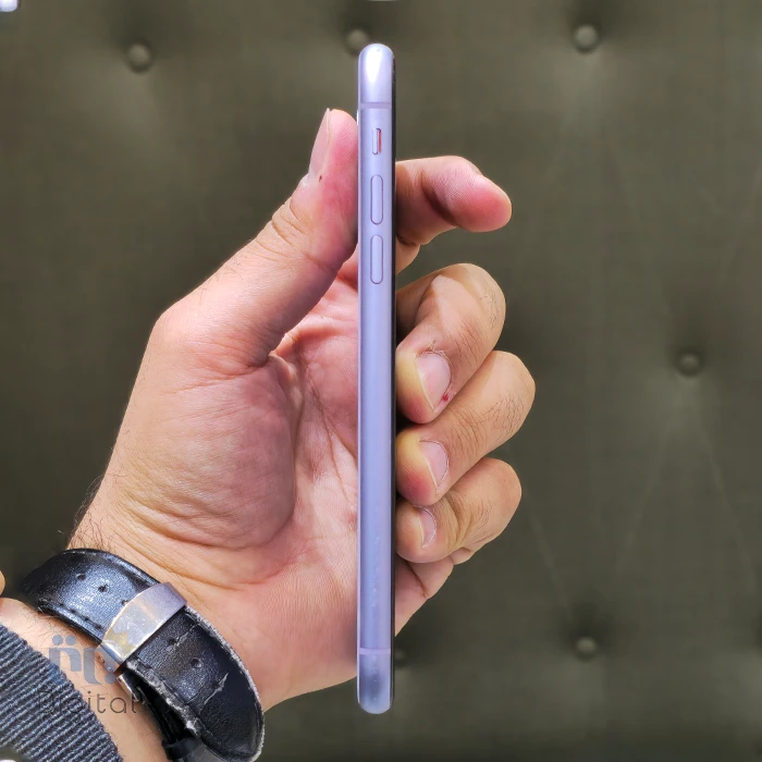 گوشی موبایل اپل مدل iPhone 11 CHA دو سیم کارت حافظه ۱۲۸ گیگابایت – کارکرده | نمای چپ