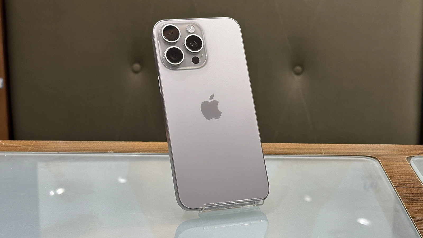 گوشی موبایل اپل مدل iPhone 15 Pro Max ZAA دو سیم کارت حافظه ۲۵۶ گیگابایت – کارکرده