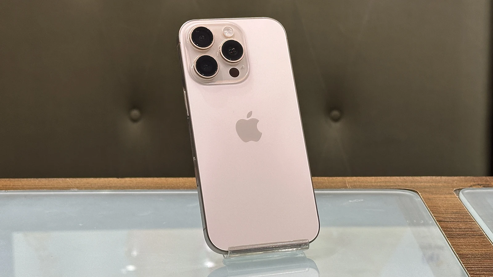گوشی موبایل اپل مدل iPhone 16 Pro ZAA دو سیم کارت حافظه ۲۵۶ گیگابایت – در حد نو