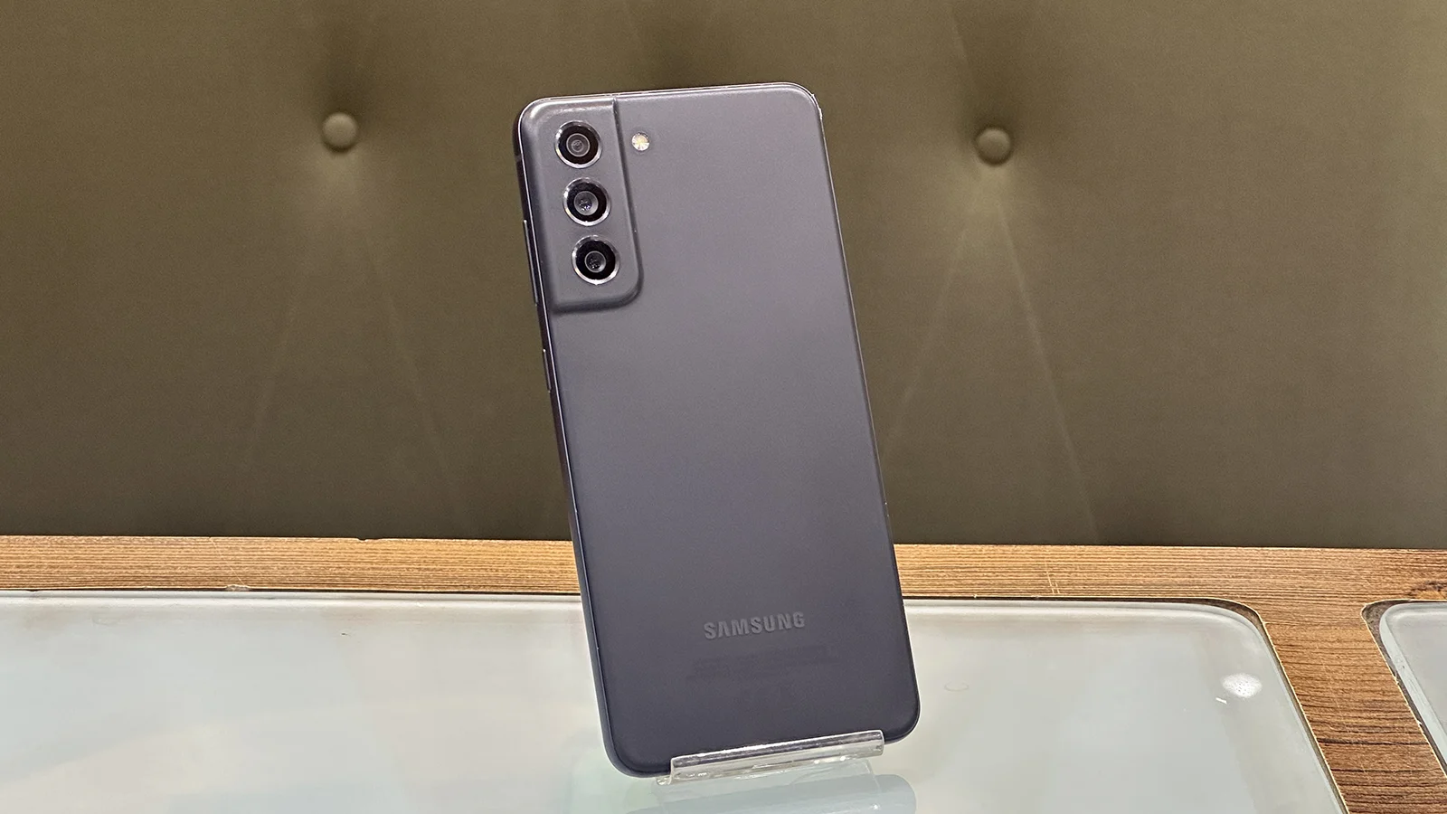 گوشی موبایل سامسونگ مدل گلکسی S21 FE 5G حافظه ۲۵۶ گیگابایت با رم ۸ گیگابایت – کارکرده