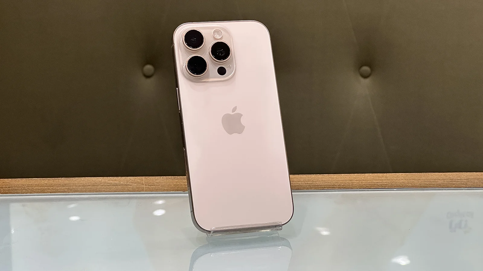 گوشی موبایل اپل مدل iPhone 16 Pro ZAA دو سیم کارت حافظه ۲۵۶ گیگابایت – کارکرده