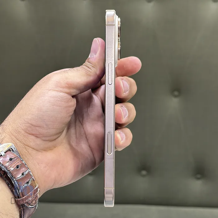 گوشی موبایل اپل مدل iPhone 16 Pro Max ZAA دو سیم کارت حافظه ۲۵۶ گیگابایت – کارکرده | نمای راست