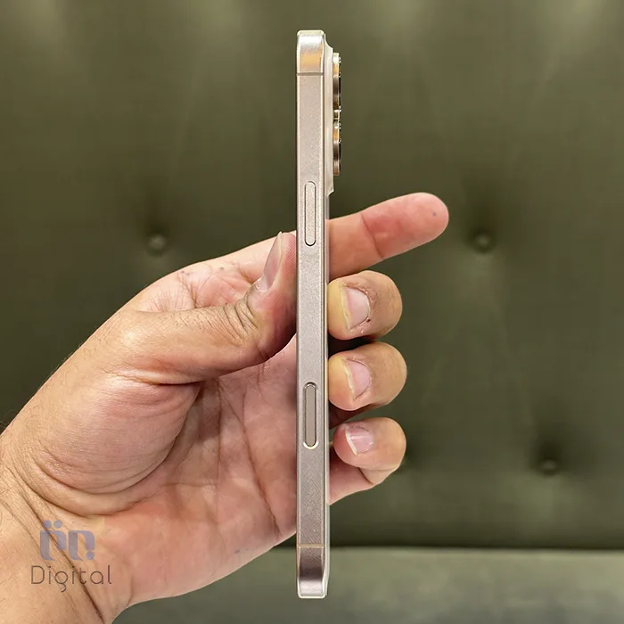 گوشی موبایل اپل مدل iPhone 16 Pro Max ZAA دو سیم کارت حافظه ۲۵۶ گیگابایت – کارکرده | نمای راست