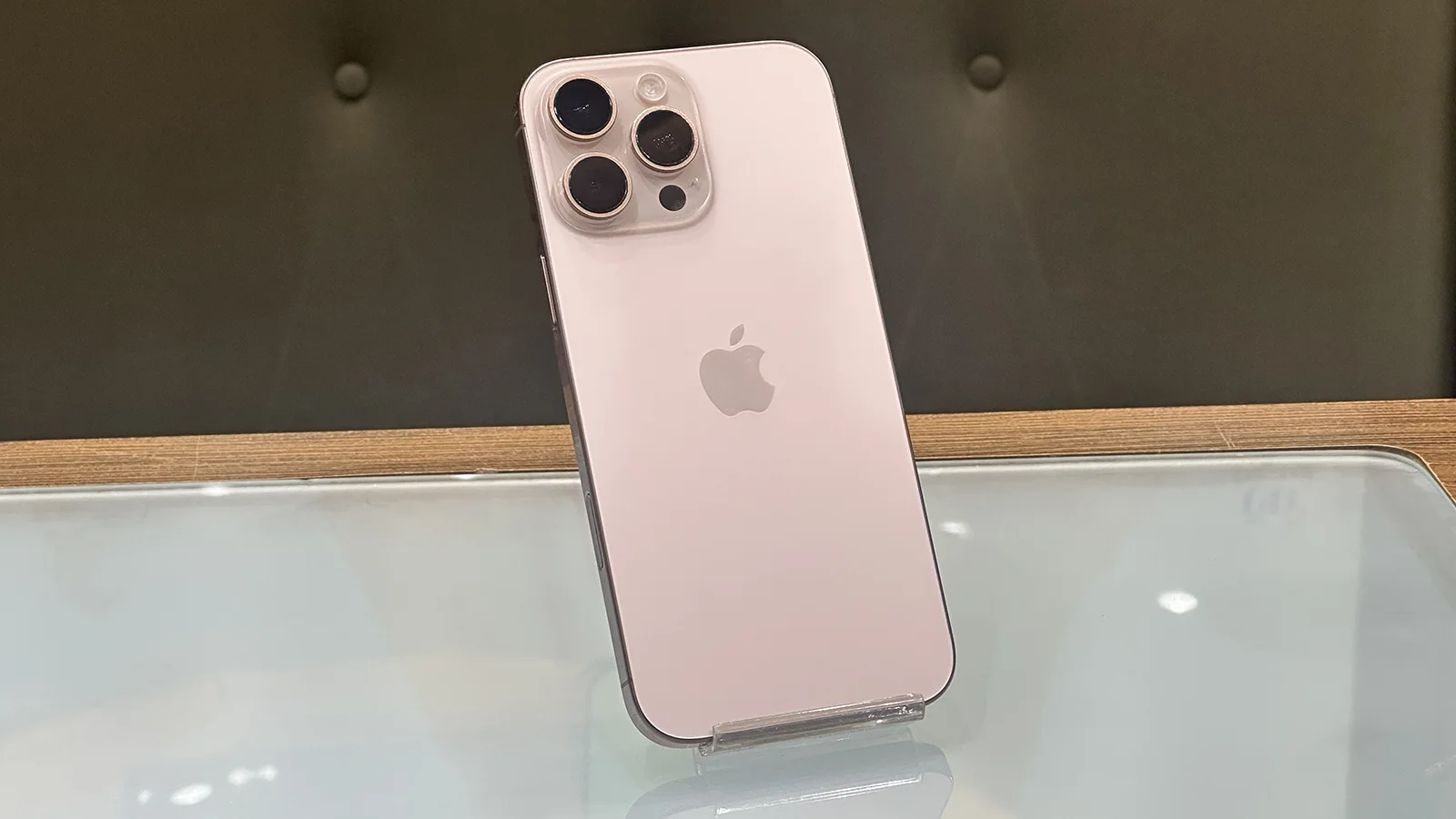 گوشی موبایل اپل مدل iPhone 16 Pro Max ZAA دو سیم کارت حافظه ۲۵۶ گیگابایت – کارکرده