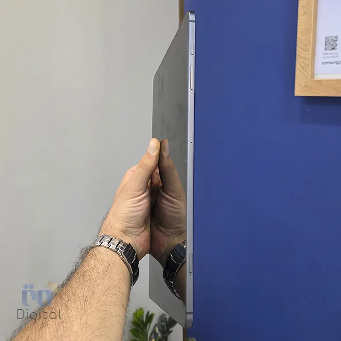 تبلت سامسونگ مدل Galaxy Tab S7 FE تک سیم کارت حافظه ۶۴ گیگابایت با رم ۴ گیگابایت همراه با قلم – در حد نو | نمای راست