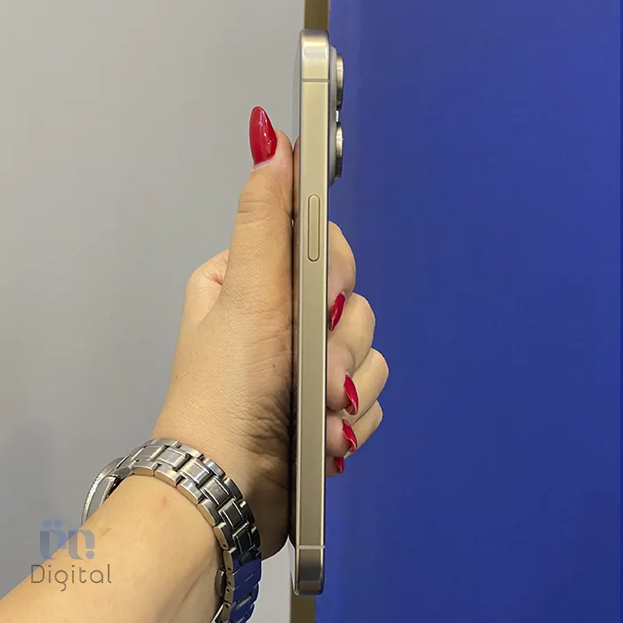 گوشی موبایل اپل مدل iPhone 15 Pro Max ZAA دو سیم کارت حافظه ۲۵۶ گیگابایت – کارکرده | نمای راست