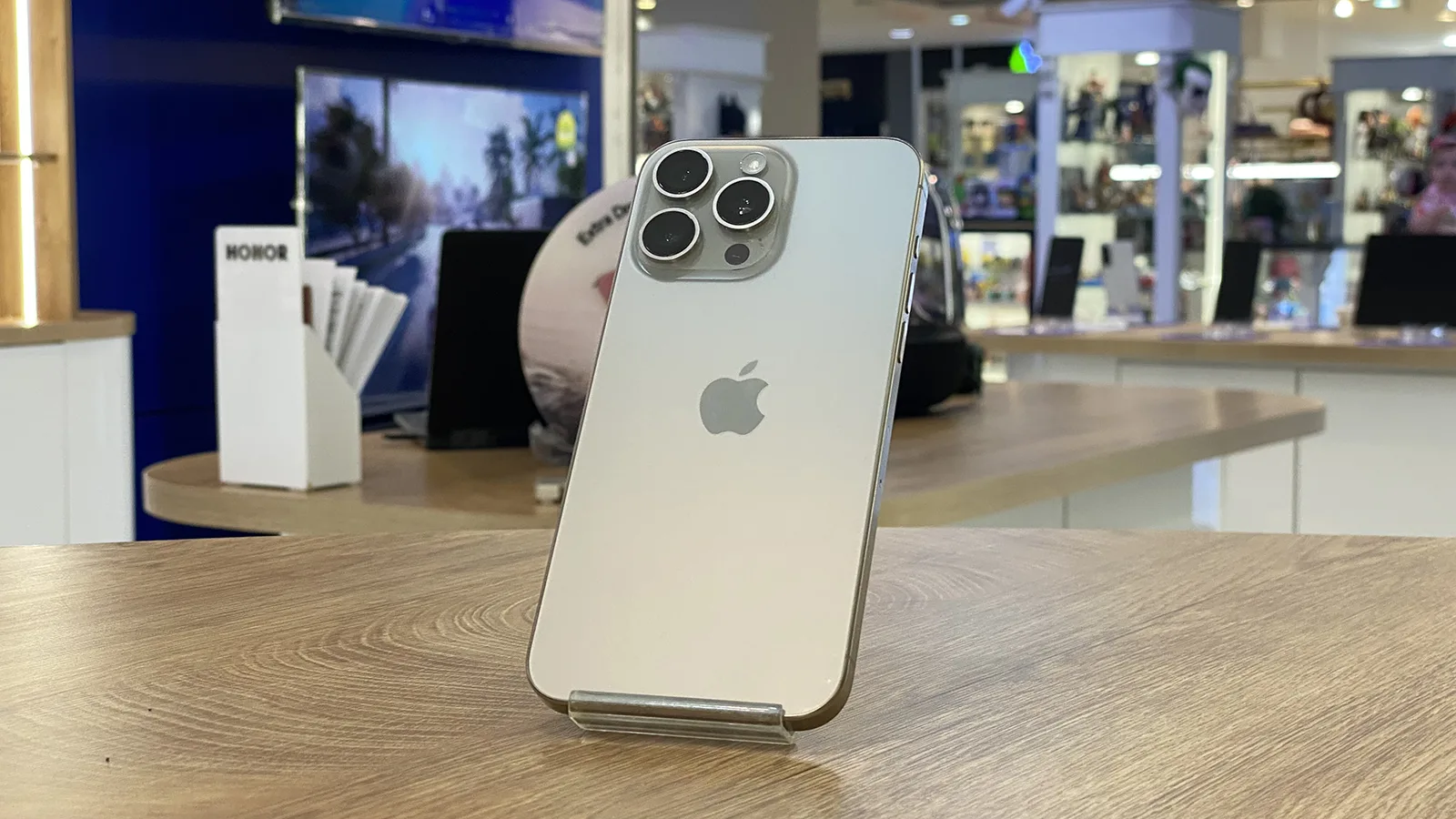 گوشی موبایل اپل مدل iPhone 15 Pro Max ZAA دو سیم کارت حافظه ۲۵۶ گیگابایت – کارکرده