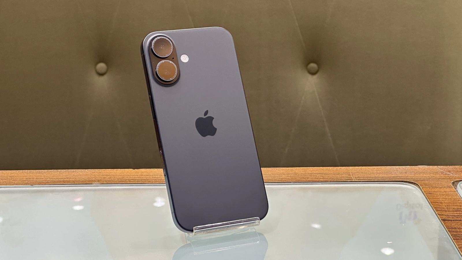 گوشی موبایل اپل مدل iPhone 16 CHA دو سیم کارت حافظه ۱۲۸ گیگابایت – کارکرده