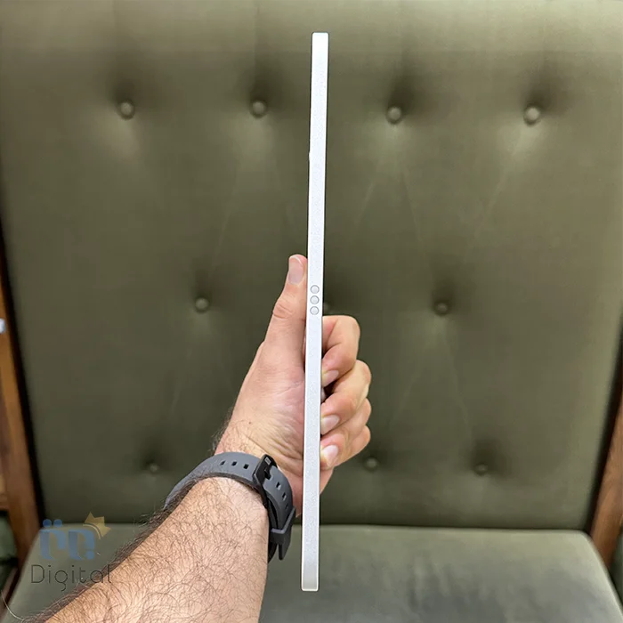 تبلت اپل مدل iPad 11 2025 Wi-Fi ظرفیت ۲۵۶ گیگابایت - در حد نو | نمای چپ