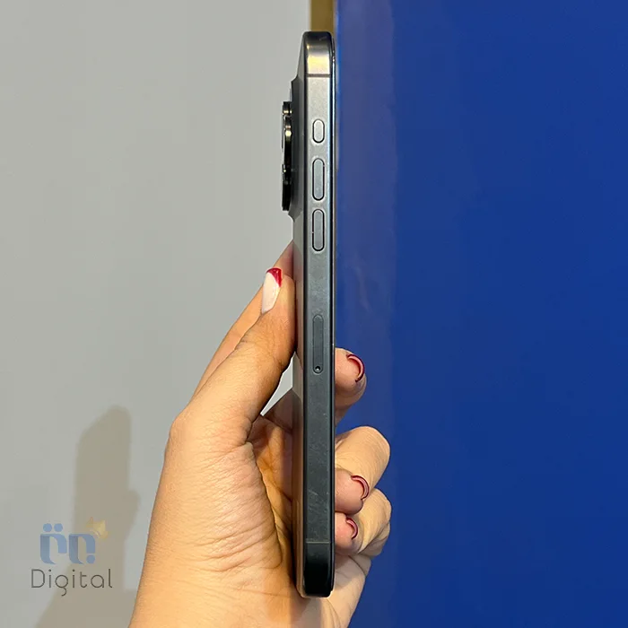 گوشی موبایل اپل مدل iPhone 15 Pro Max ZAA دو سیم کارت حافظه ۲۵۶ گیگابایت – کارکرده | نمای چپ
