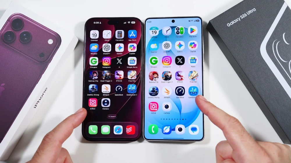 مقایسه Galaxy S26 Ultra با iPhone 18 Pro Max؛ نمایشگر